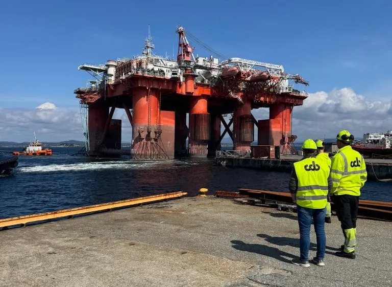CCB staff on the quay at Ågotnes with a rig alongside