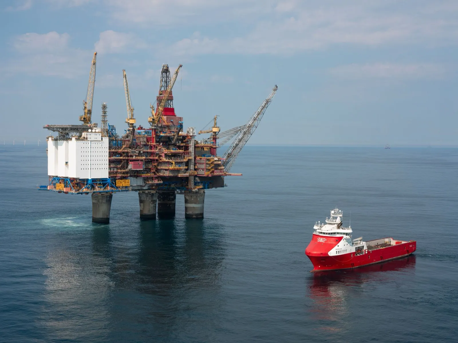Gullfaks C platform with a supply vessel alongside